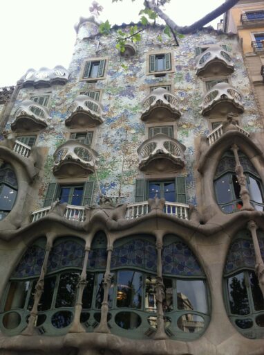 Casa Batllo diseñada por Antoni Gaudí representando la leyenda de sant jordi